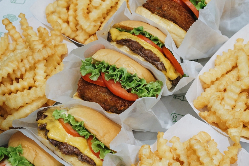 first-bite-of-shake-shack-philippines-central-square-bgc